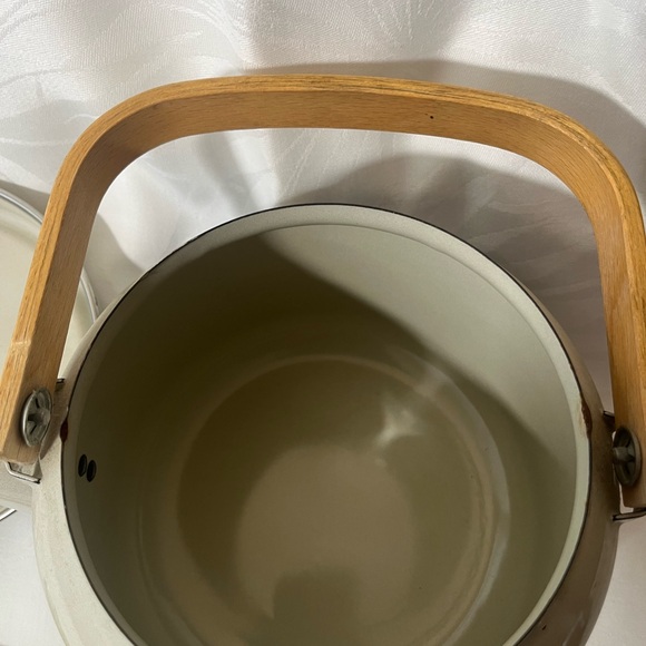 Pfaltzgraff Yorktowne metal enamel tea kettle. Wooden handle. - Picture 6 of 10